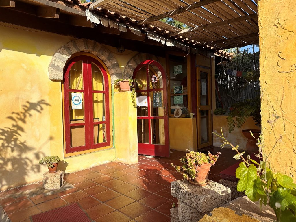 La maravillosa Gompa de nuestro retiro de silencio y meditación.
