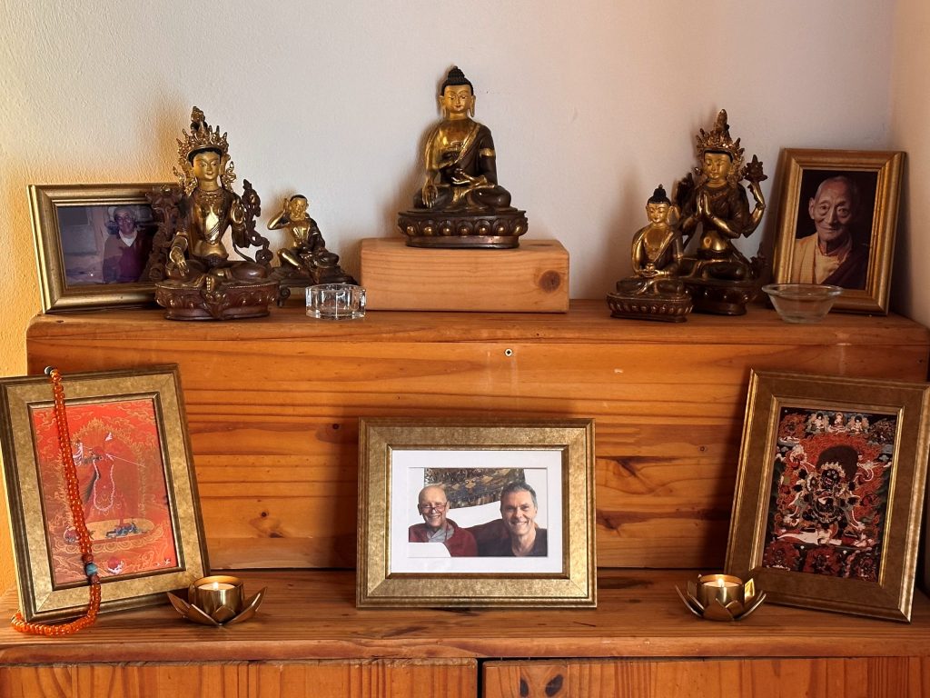 El altar en el que venerar al Budha, divinidades, protectores y a nuestros maestros.